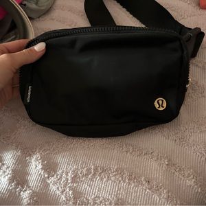 LULULEMON EVERYWHERE BELT BAG, BLACK W GOLD HARDWARE, EXTENDED STRAP